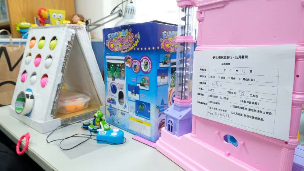 「待診」玩具都是經過幼教老師篩選後，保留有修復價值的玩具，送到玩具醫院。楊煥世攝
