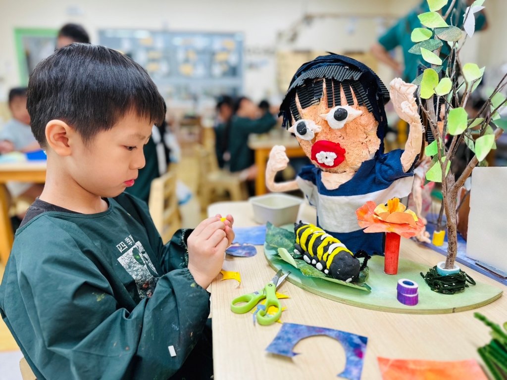 大班藝術課程中，老師引導孩子回顧在四季的學習主題，孩子留下最有興趣的探索足跡，融入自畫像中，成為永久回憶。四季藝術提供